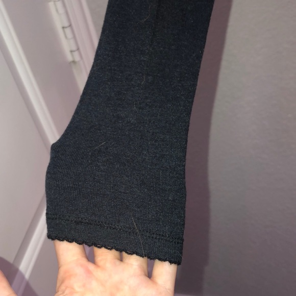 A really cute basic long sleeve top - Picture 3 of 4